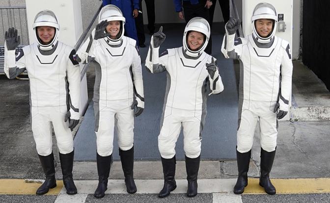 На фото: космонавт Роскосмоса Кирилл Песков, астронавты NASA Николь Айерс, Энн Макклейн и астронавт JAXA Такуя Ониси (слева направо) во время запуска ракеты-носителя Falcon-9 с кораблем Crew Dragon компании SpaceX