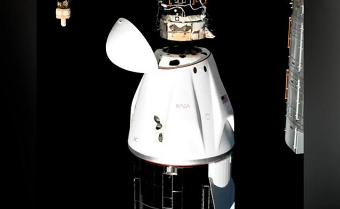 Корабль Crew Dragon с застрявшими на МКС космонавтами отстыковался от станции