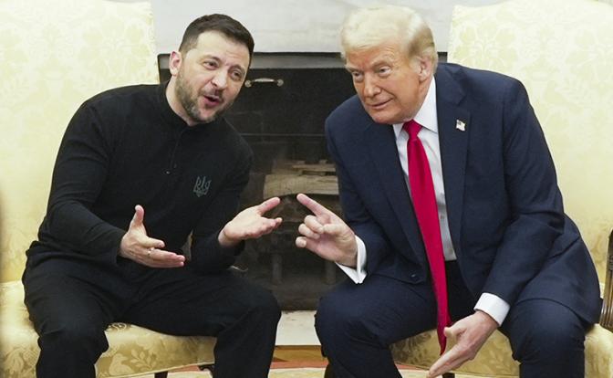 На фото: президент США Дональд Трамп (справа) и президент Украины Владимир Зеленский (слева) во время встречи.