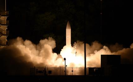 На фото: ракета-носитель во время испытаний планирующего блока, США