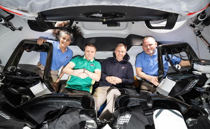 На фото слева направо: астронавт NASA Суни Уильямс, космонавт Роскосмоса Александр Горбунов и астронавты NASA Ник Хейг и Бутч Уимор.