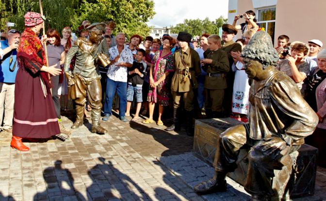 На фото: памятник героям фильма "Свадьба в Малиновке" в Харькове.