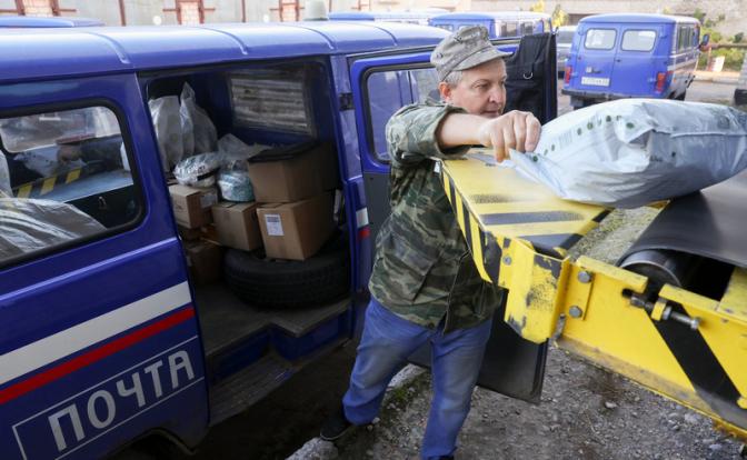 На фото: загрузка почты в автомобили.