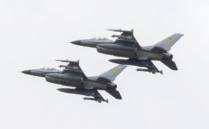 На фото: самолеты F-16.