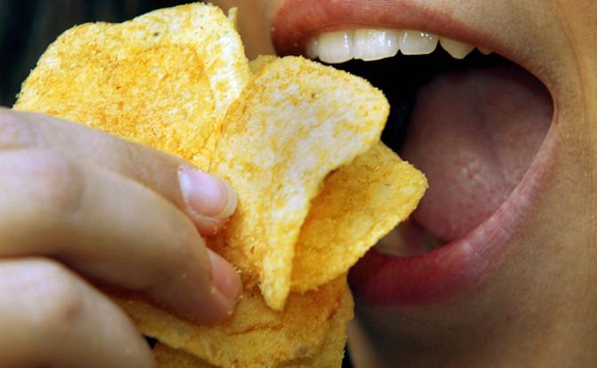 Названа причина тяги к чипсам