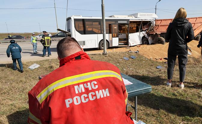 На фото: обстановка на месте ДТП с участием рейсового автобуса и грузового автомобиля в Симферопольском районе на участке трассы Симферополь – Евпатория.