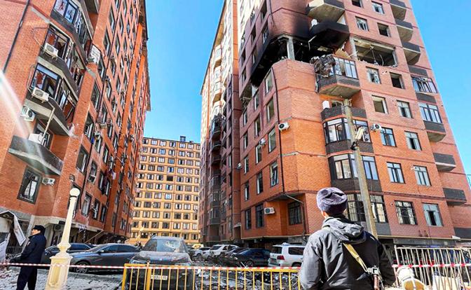 На фото: Махачкала. Последствия взрыва газа в квартире многоэтажного жилого дома.