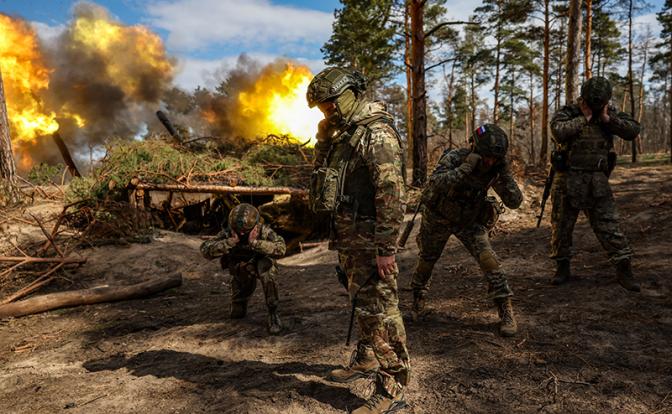 На фото: военнослужащие артиллерийского подразделения во время работы расчета 152-мм пушки 2А36 "Гиацинт-Б" в зоне СВО.