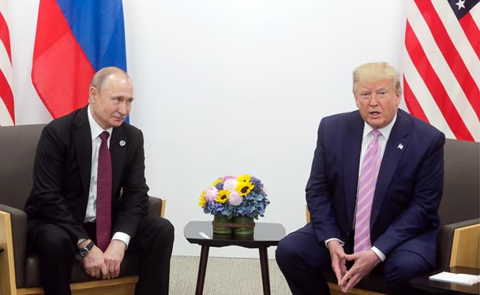 На фото: президент России Владимир Путин и президент США Дональд Трамп (слева направо)