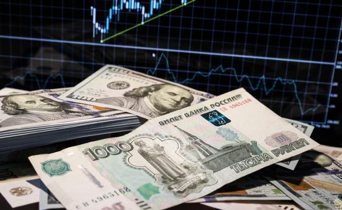Прогноз курса доллара: падение нефти грозит рублю обвалом