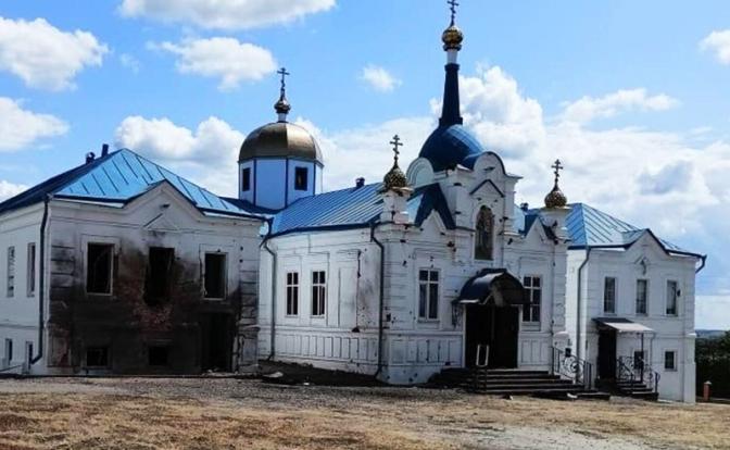 На фото: Горнальский Свято-Николаевский Белогорский мужской монастырь