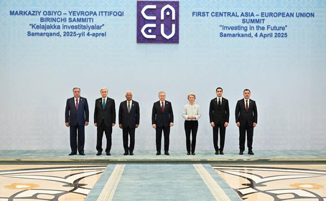 На фото: участники Самаркандского саммита «ЦА — ЕС»