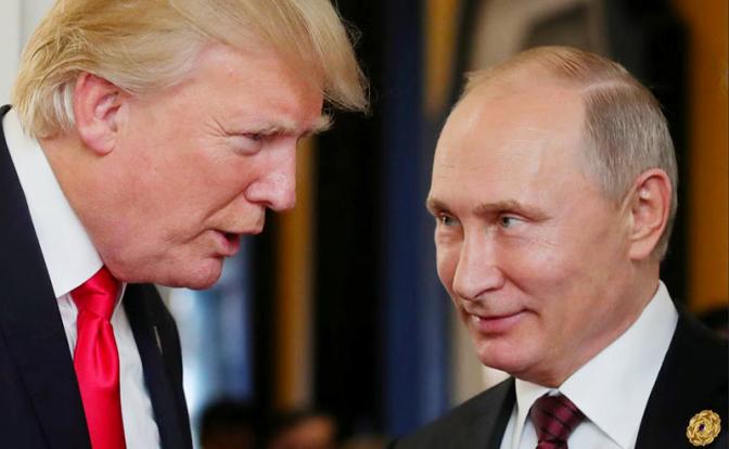 На фото (справа налево): президент России Владимир Путин и президент США Дональд Трамп.