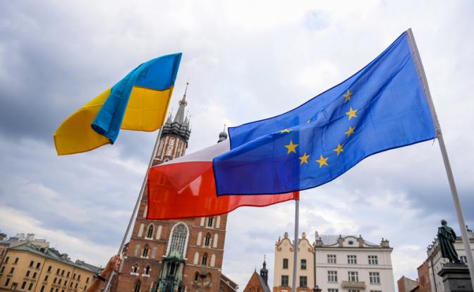 На фото: флаги Украины, Польши и Европейского Союза в Кра4ове, Польша.