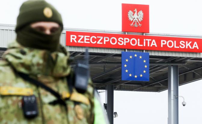 На фото: пограничник у пункта пропуска "Брузги" на границе Белоруссии и Польши.