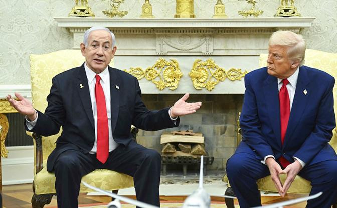 На фото: президент США Дональд Трамп (справа) и премьер-министр Израиля Биньямин Нетаньяху (слева) во время встречи в Овальном кабинете Белого дома.