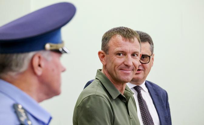 На фото: бывший командующий 58-й армией генерал-майор Иван Попов (в центре) в зале Второго Западного окружного военного суда. в Москве.
