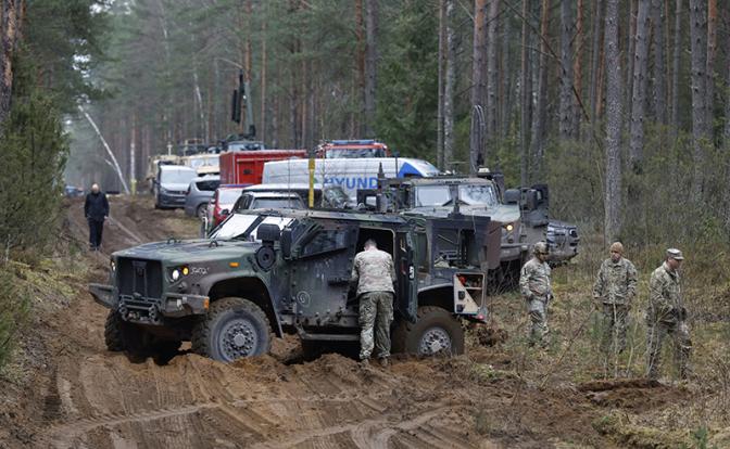 На фото: после учений военнослужащих армии США на полигоне в Пабраде в Литве