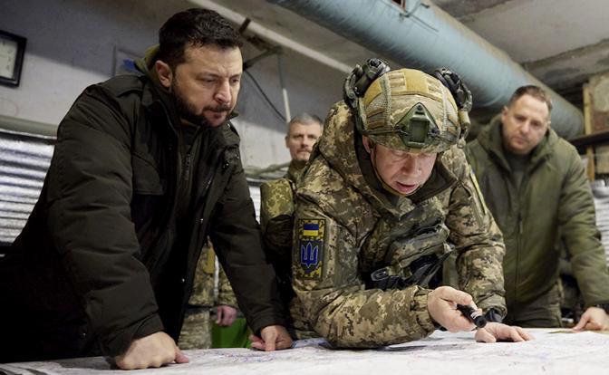 На фото (слева направо): президент Украины Владимир Зеленский и главнокомандующий ВСУ Александр Сырский.