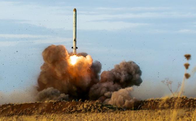 На фото: работа оперативно-тактического ракетного комплекса «Искандер-М».