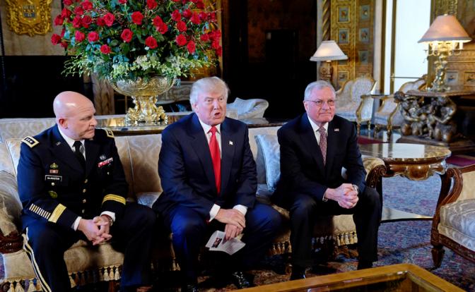 На фото (слева направо): советник президента США по национальной безопасности генерал-лейтенант Герберт Макмастер, президент США Дональд Трамп и спецпосланник президента США Кит Келлог