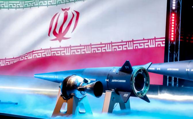 На фото: на церемонии открытия гиперзвуковой ракеты Fattah. Иран утверждает, что создал гиперзвуковую ракету, способную летать со скоростью в 15 раз превышающей скорость звука. Заявление было сделано на фоне высокой напряженности в отношениях с США.
