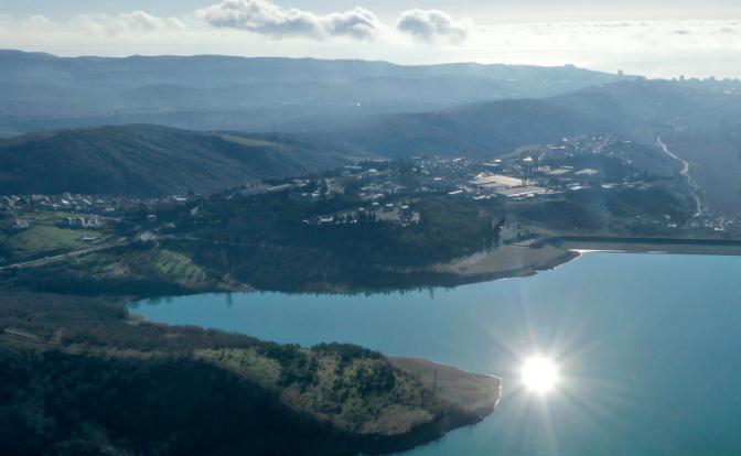 На фото: вид на Изобильненское водохранилище у села Изобильного, Алушта, Республика Крым.