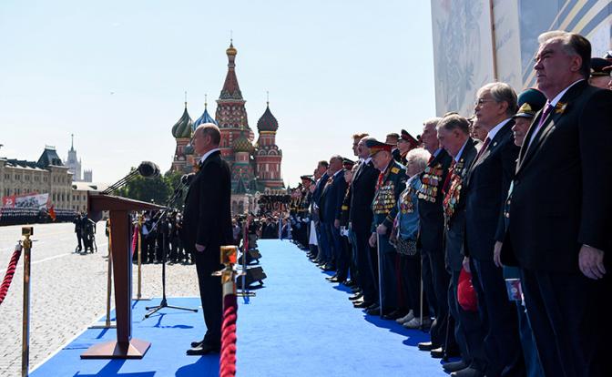 На фото: президент России Владимир Путин (слева) во время выступления на военном параде на Красной площади, посвященном годовщине Победы в Великой Отечественной войне.