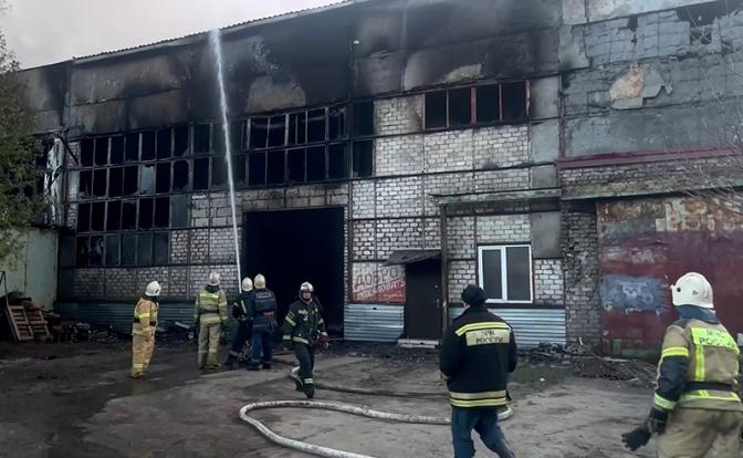 На фото: тушение пожара на подшипниковом заводе "АПЗ-20"