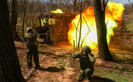 На фото: военнослужащие артиллерийского подразделения во время работы расчета гаубицы Д-30 в зоне СВО.