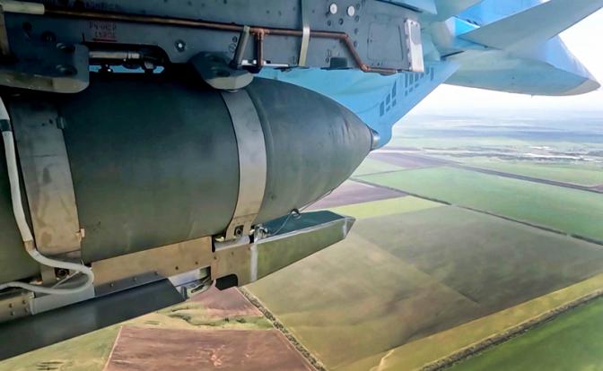 На фото: авиационная бомба ФАБ - 500 с универсальным модулем планирования и коррекции (УМПК) на многофункциональном сверхзвуковом истребителе-бомбардировщике Су-34 Воздушно-космических Сил (ВКС) России перед нанесением удара в зоне СВО.