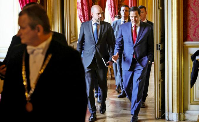 На фото: министр иностранных дел Франции Жан-Ноэль Барро (слева) и государственный секретарь США Марко Рубио покидают встречу, посвященную обсуждению Украины.