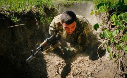 На фото: украинский военнослужащий.