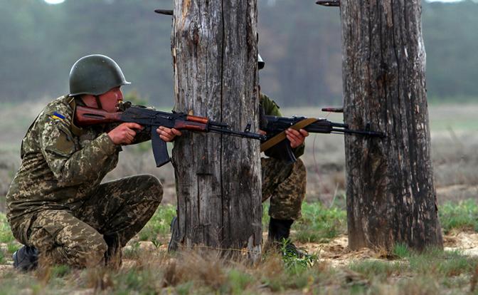 На фото: обучение украинских военнослужащих в тренировочном лагере