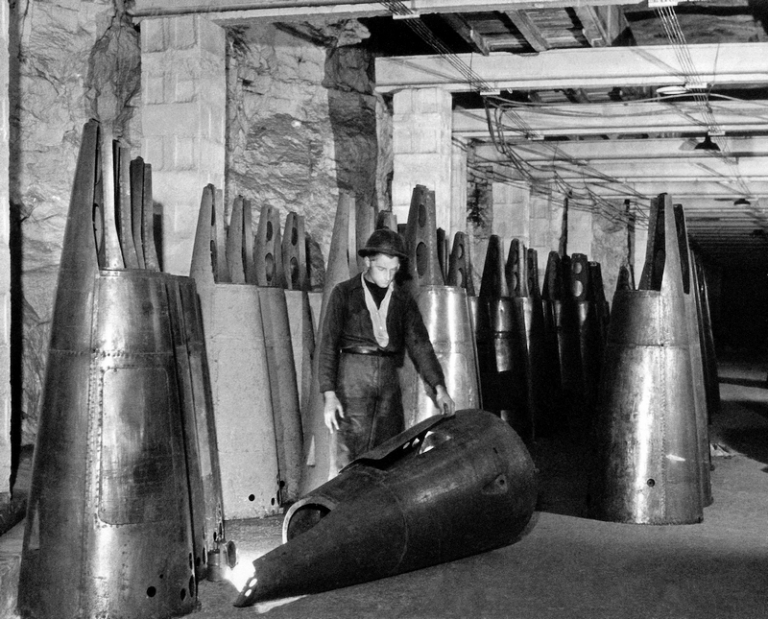 На фото: 13 октября 1944 года в шахте в Тиле, недалеко от границы с Люксембургом, были обнаружены части летающей бомбы, для производства которой нацисты использовали тысячи рабов для создания своего «секретного оружия» V-1, 1944 год.