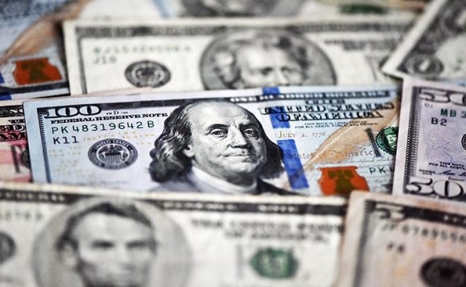 Впервые с июня: курс доллара начал неделю с падения ниже 80 рублей