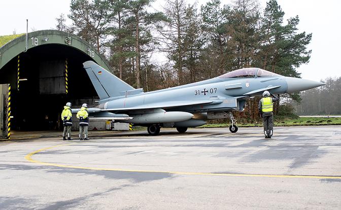 На фото: истребитель люфтваффе Eurofighter Typhoon