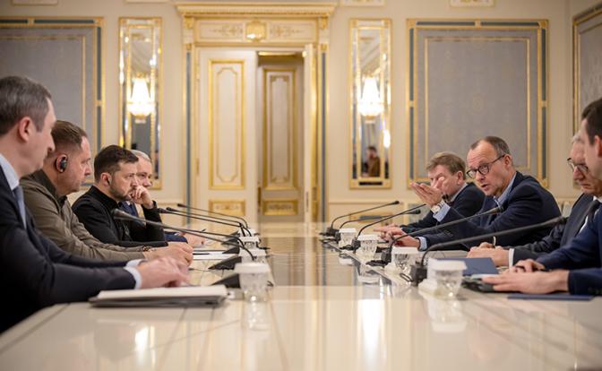 На фото: президент Украины Владимир Зеленский (слева в центре) и будущий канцлер Германии от оппозиционного консервативного блока ХДС/ХСС Фридрих Мерц (справа в центре)