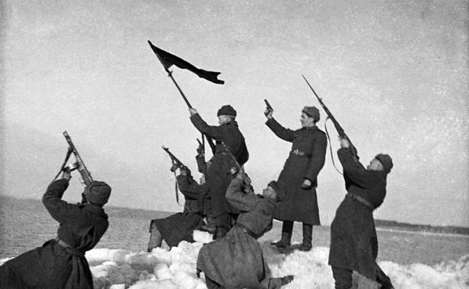 На фото: бойцы на берегу Балтийского моря во время Второй мировой войны