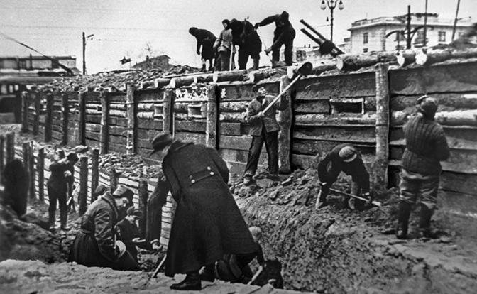 На фото: на строительстве укреплений в ходе битвы за Москву во время Великой Отечественной войны