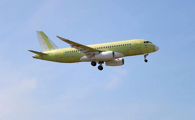 Авиаэксперт оценил первый полет полностью импортозамещенного самолета SJ-100