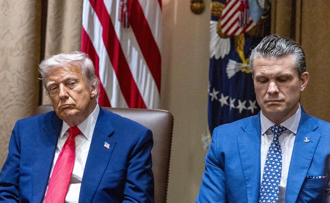 На фото: президент США Дональд Трамп и министраобороны США Пит Хегсет (слева направо)