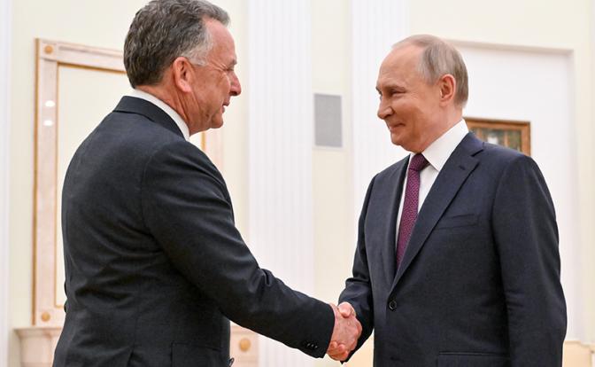 На фото: президент РФ Владимир Путин и специальный посланник президента США Стивен Уиткофф (справа налево) во время встречи