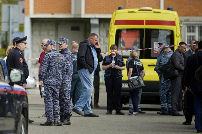 На фото: полиция и следователи на месте взрыва автомобиля на бульваре Нестерова в Балашихе. При взрыве погиб генерал Ярослав Москалик.