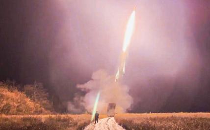 На фото: тяжелая огнеметная система ТОС-1А «Солнцепек» группировки войск «Запад» во время боевой работы в зоне проведения специальной военной операции. (Фото: Пресс-служба Минобороны РФ/ТАСС)