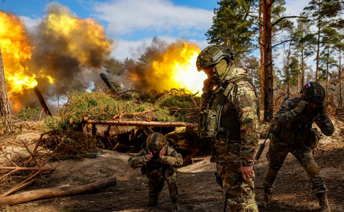 На фото: военнослужащие артиллерийского подразделения во время работы расчета 152-мм пушки 2А36 "Гиацинт-Б" в зоне СВО.