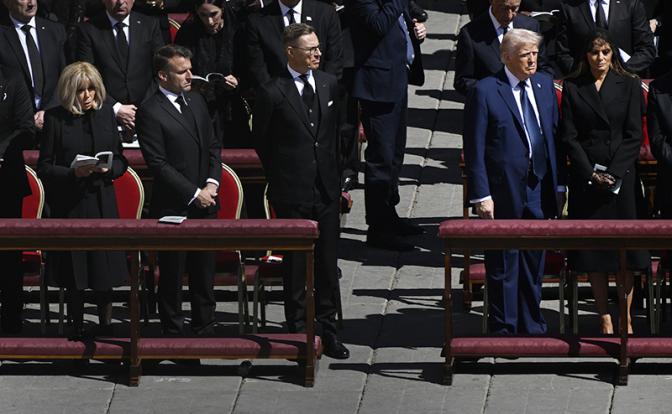 Специалист по чтению по губам расшифровал, что Трамп сказал Макрону в Ватикане