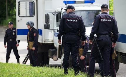 К гимназии в центре Челябинска стянулись силовики и МЧС