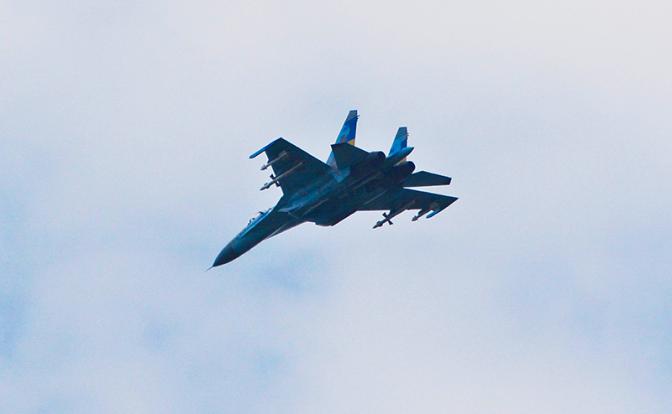 На фото: украинский истребитель Су-27