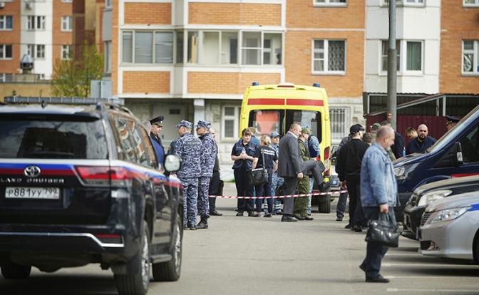 На фото: следственные действия на месте взрыва автомобиля у дома на бульваре Нестерова. При взрыве погиб генерал Генштаба ВС РФ Ярослав Москалик.